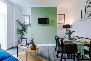 #17 Anfield House sleeps 12 7min walk to stadium Vacation rental in Liverpool