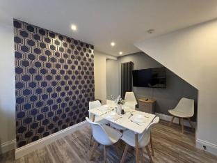 #18 Anfield 5 min walk Sleeps 7 4BR 5Bed 3Bathrms Vacation rental in Liverpool