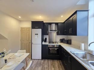 #18 Anfield 5 min walk Sleeps 7 4BR 5Bed 3Bathrms Vacation rental in Liverpool