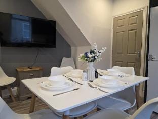 #18 Anfield 5 min walk Sleeps 7 4BR 5Bed 3Bathrms Vacation rental in Liverpool