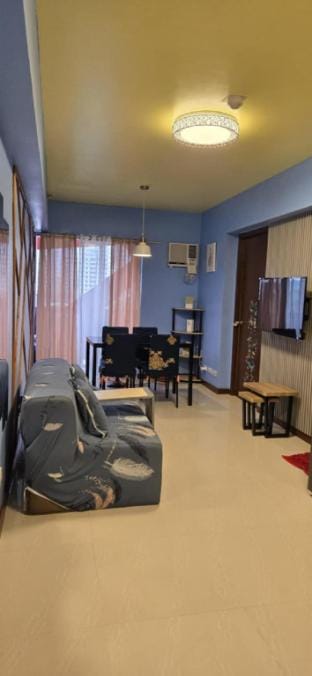 Urban studio with Balcony- Steps from 7-Eleven Apartment in Davao City