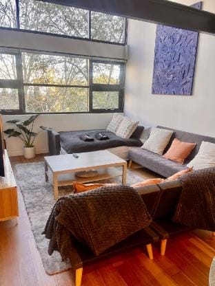 Luxury Sydney Apt, Pool, Gym, Parking, Mezzanine Vacation rental in Surry Hills