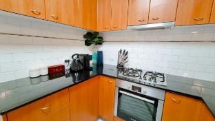 Capri 11th Floor: Parking, Gym, Pool, Tennis, BBQ Vacation rental in Melbourne