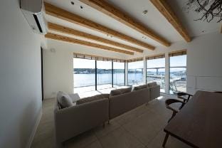 theView 三浦市晴海町！目の前が海の絶景！高級Villa貸切！サウナ、BBQ可能！最大10名 Vacation rental in Kanagawa Prefecture