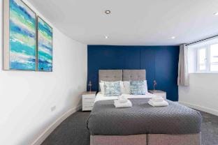 Large Period 2-Bed Apartment Close to Town Apartment in Cheltenham