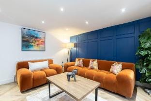 Large Period 2-Bed Apartment Close to Town Apartment in Cheltenham