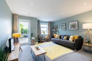 5 bed - Quiet Twin Homes: 5 Beds, 3 Baths & Parking For 3 Vacation rental in Cheltenham