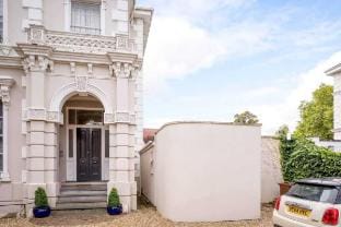 Luxurious 1 Bed Detached Home with Gated Parking Vacation rental in Cheltenham