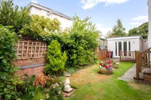 Luxurious 1 Bed Detached Home with Gated Parking Vacation rental in Cheltenham