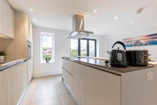 Modern & Spacious Home in Central Cheltenham Vacation rental in Cheltenham