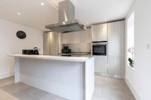 Modern & Spacious Home in Central Cheltenham Vacation rental in Cheltenham