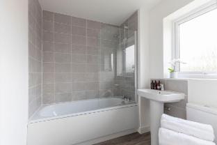 Modern 4 Bed 3 Bath Home Close to the Town Centre Vacation rental in Cheltenham