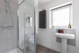 Modern 4 Bed 3 Bath Home Close to the Town Centre Vacation rental in Cheltenham