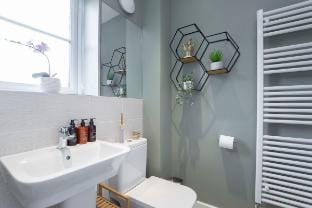 Modern Two Bedroom Two Bathroom Home Vacation rental in Cheltenham