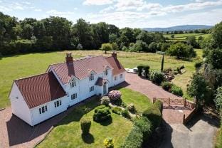 Beautiful Danford House & Lodge with Hot Tub Vacation rental in Cotswold District