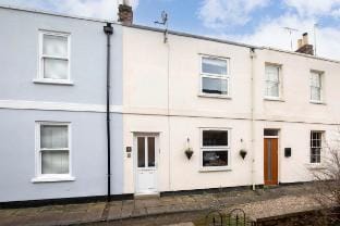 Beautiful Bath Road Retreat with Log Burner Vacation rental in Cheltenham
