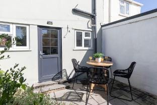 Beautiful Bath Road Retreat with Log Burner Vacation rental in Cheltenham
