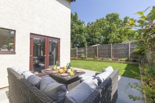 Stunning Five Bed Detached Home with Hot Tub Vacation rental in Cheltenham
