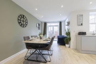 Stylish 2-Bed Home in Fairview with Free Parking Vacation rental in Cheltenham