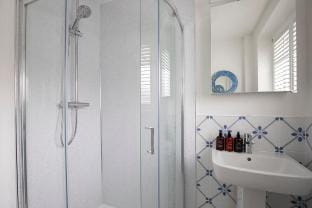 Central 1 Bedroom Apartment with Parking Apartment in Cheltenham