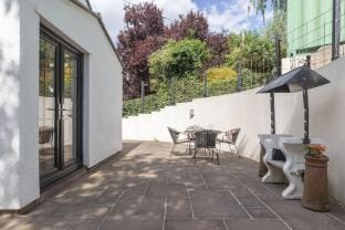 Tranquil Cottage with Hot Tub Close to Offa's Dyke Vacation rental in Crucorney