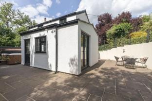 Tranquil Cottage with Hot Tub Close to Offa's Dyke Vacation rental in Crucorney