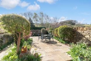 Tranquil Home on Leckhampton Hill with EV Charger Vacation rental in Cheltenham