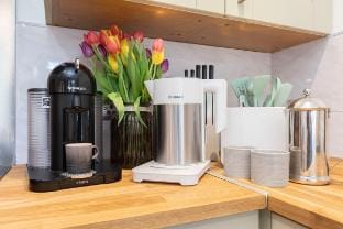 Charming Two Bedroom Apartment in Fairview Apartment in Cheltenham