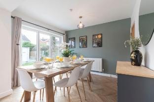 Comfortable & Contemporary 5-Bed 3 Bathroom Home Vacation rental in Cheltenham