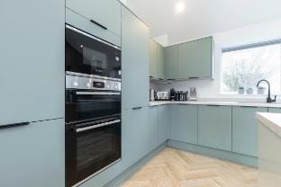 Comfortable & Contemporary 5-Bed 3 Bathroom Home Vacation rental in Cheltenham