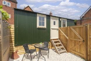 Tranquil Riverside Sherperd's Hut Close to Tewkesbury Abbey Vacation rental in Tewkesbury