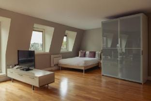 Native Marylebone Lane Apartment in City of Westminster
