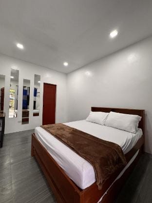 H&M Bachelors Pad Italia Room Apartment in Dumaguete