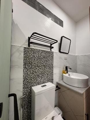 H&M Bachelors Pad Italia Room Apartment in Dumaguete