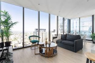 Spacious 2BR City Apt, Panoramic Views & Parking Apartment in Southbank