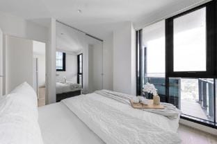 Spacious 2BR City Apt, Panoramic Views & Parking Apartment in Southbank