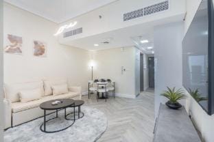 Vibrant Studio in JLT Sleeps 4 with Lake Views Apartment in Dubai