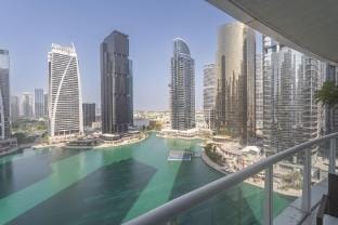 Vibrant Studio in JLT Sleeps 4 with Lake Views Apartment in Dubai