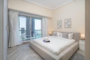 Vibrant Studio in JLT Sleeps 4 with Lake Views Apartment in Dubai
