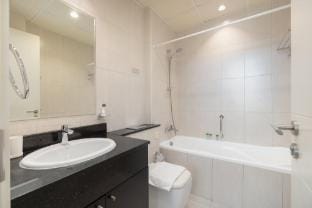 Modern 1 Bed in JVC Sleeps 4 with City Views Apartment in Dubai