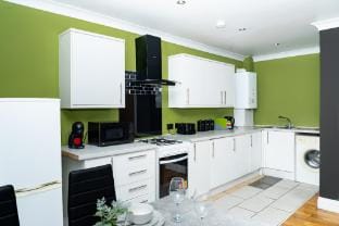 Elegant 1BD, Gym, Parking, Bus to Airport, Sleeps4 Vacation rental in Edinburgh