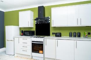 Elegant 1BD, Gym, Parking, Bus to Airport, Sleeps4 Vacation rental in Edinburgh