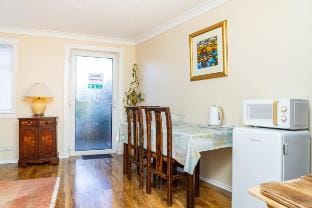 2BR Hotel-Style Near Beach, Free Parking, Sleeps 4 Vacation rental in Edinburgh