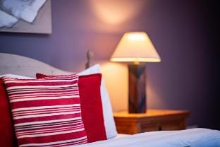 2BR Hotel-Style Near Beach, Free Parking, Sleeps 4 Vacation rental in Edinburgh