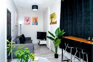 2BD | Ocean Terminal | Tram to Airport | Sleeps 4 Vacation rental in Edinburgh