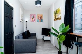 2BD | Ocean Terminal | Tram to Airport | Sleeps 4 Vacation rental in Edinburgh
