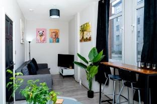 2BD | Ocean Terminal | Tram to Airport | Sleeps 4 Vacation rental in Edinburgh