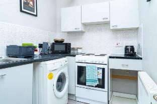 2BD | Ocean Terminal | Tram to Airport | Sleeps 4 Vacation rental in Edinburgh
