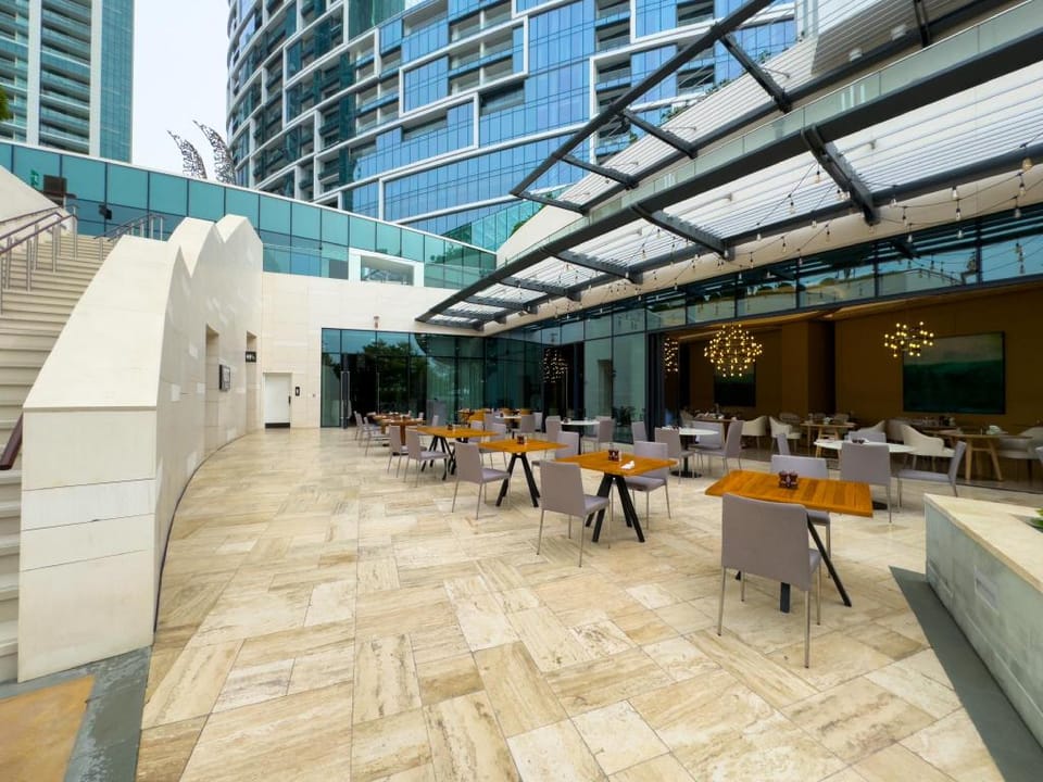 SettlerHomes - Address Tower - Beach Access Hotel in Dubai