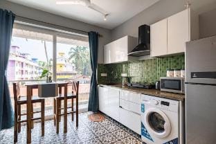 Sun-Kissed Studio: Delightful 1BR Retreat w pool Apartment in Calangute